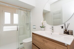 Bathroom - A light-filled three-bedroom on the edge of Cuatro Caminos and Tetuán, with open views, a private terrace and a sleek new kitchen and bathroom, a short walk from the Castellana and many shopping streets. (MADRID)