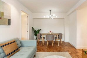 Interior - A light-filled three-bedroom on the edge of Cuatro Caminos and Tetuán, with open views, a private terrace and a sleek new kitchen and bathroom, a short walk from the Castellana and many shopping streets. (MADRID)