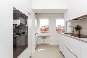 Private kitchen - A light-filled three-bedroom on the edge of Cuatro Caminos and Tetuán, with open views, a private terrace and a sleek new kitchen and bathroom, a short walk from the Castellana and many shopping streets. (MADRID)