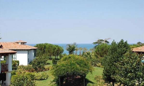 Property grounds - Apartment 'Bordaberry' with Shared Pool, Private Terrace and Wi-Fi (Urrugne)