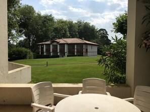 Outdoor dining - Apartment 'Bordaberry' with Shared Pool, Private Terrace and Wi-Fi (Urrugne)