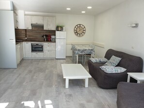TV - Apartment 'Bordaberry' with Shared Pool, Private Terrace and Wi-Fi (Urrugne)