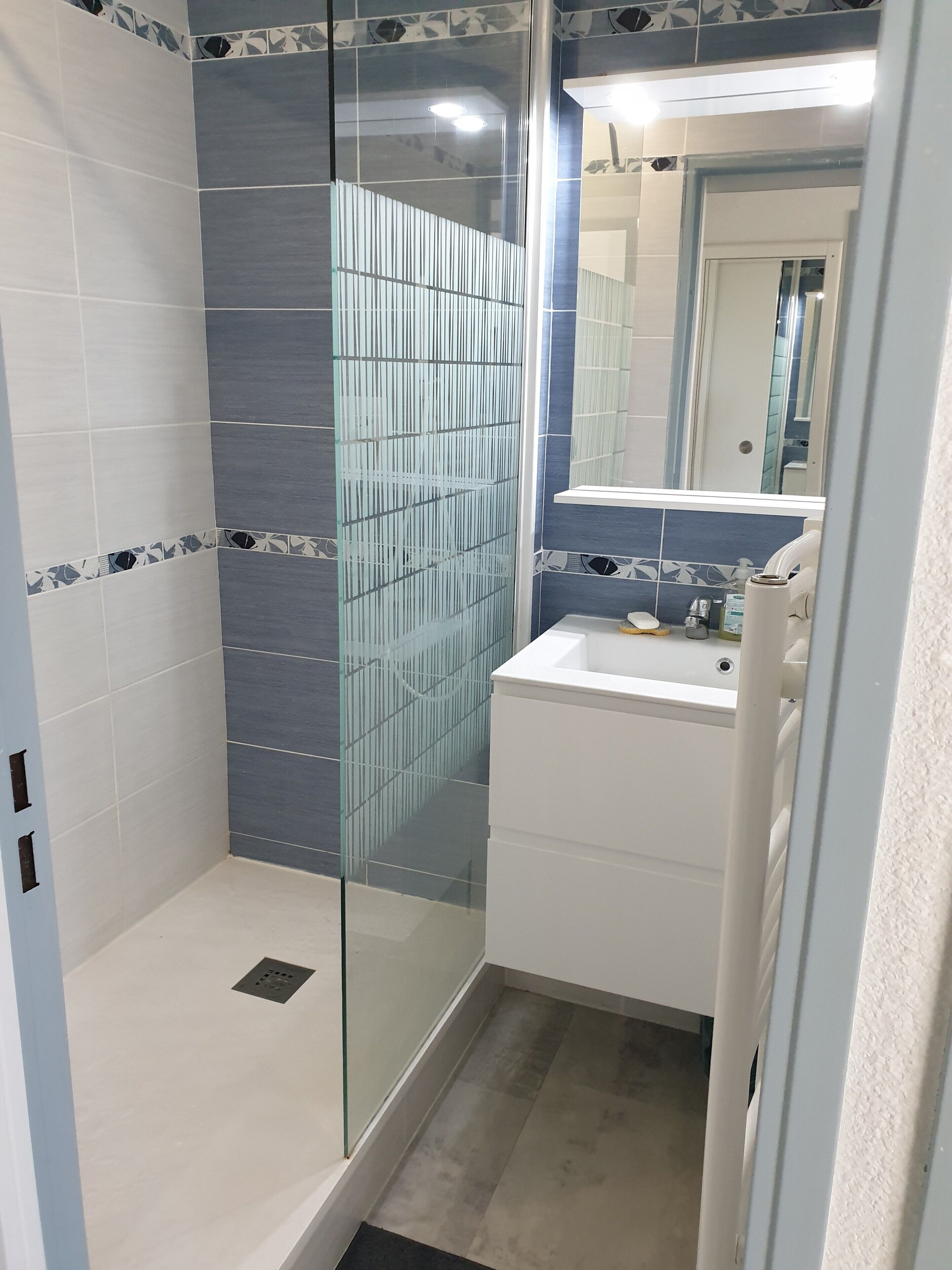 Dusche, Haartrockner, Handtücher