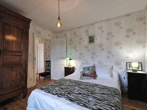 5 chambres, fer et planche à repasser, Wi-Fi, draps fournis