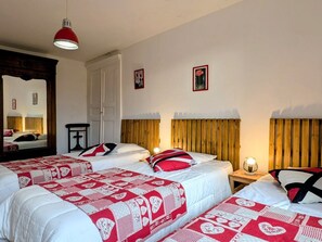 5 bedrooms, iron/ironing board, WiFi, bed sheets