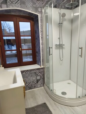 Shower, hair dryer, towels