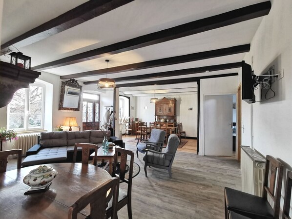 Living area - Holiday Home 'Chez Gustou' with Mountain View, Wi-Fi and Air Conditioning (Domeyrat)