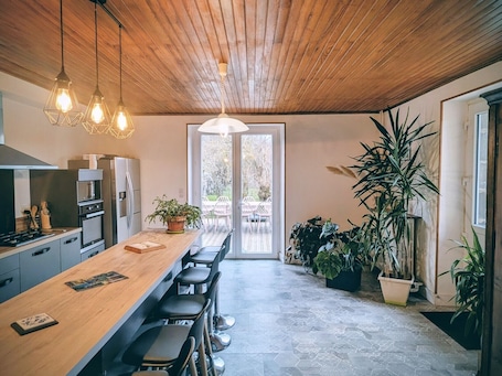 Fridge, microwave, oven, stovetop. Holiday Home 'Chez Gustou' with Mountain View, Wi-Fi and Air Conditioning