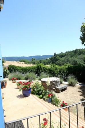 Property grounds - Holiday Home 'Chez Gustou' with Mountain View, Wi-Fi and Air Conditioning (Domeyrat)