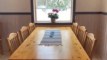 Cabane, 3 chambres, accessible aux personnes à mobilité réduite, patio | Salle à manger