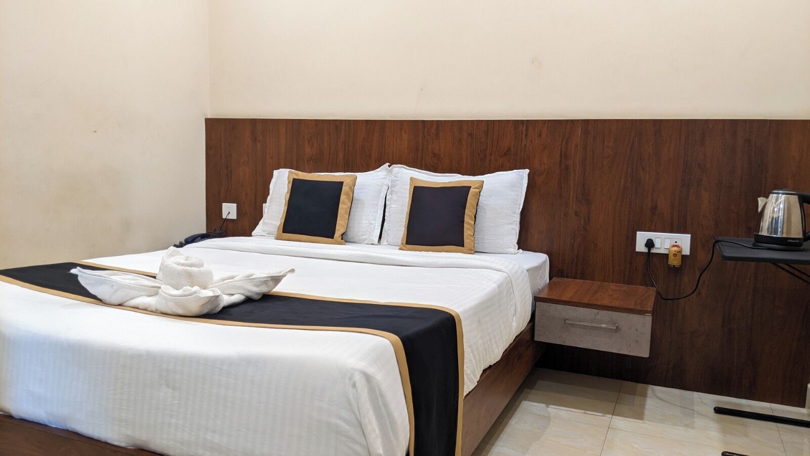 Premier Room | Desk, laptop workspace, iron/ironing board, free WiFi
