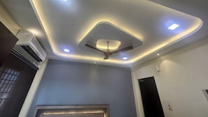 Un plafond moderne doté d’un éclairage encastré et d’un ventilateur de plafond.