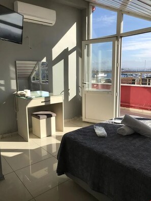 Quarto solteiro básico, vista para o mar