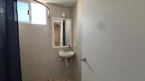 Regadera, secadora de cabello, jabón, papel de baño