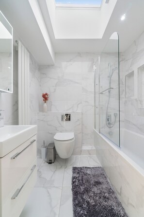 Bathroom - Galway city luxury house for your getaway (Claddagh)