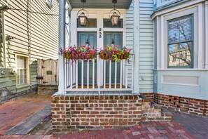 Exterior detail - Southern Elegance in Historic Downtown Savannah | Heated Pool Access (Savannah)