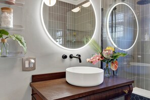 Shower, hair dryer - Southern Elegance in Historic Downtown Savannah | Heated Pool Access (Savannah)