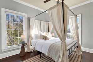 Room - Southern Elegance in Historic Downtown Savannah | Heated Pool Access (Savannah)