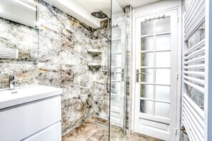 Dusche, Haartrockner, Handtücher, Toilettenpapier