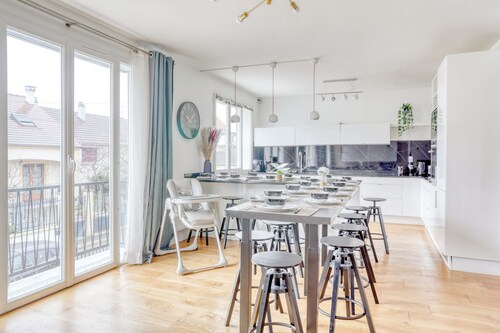 SupVilla* Paris Disneyland, Villepinte Expo, CDG