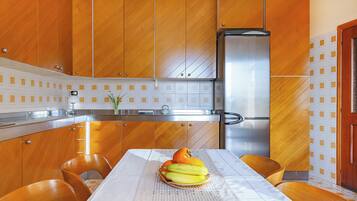 Apartamento, sacada, vista para a cidade | Cozinha privada