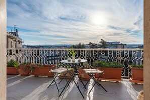 Apartamento, balcón, vistas a la ciudad | Restaurante al aire libre