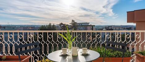 Apartment, Balkon, Stadtblick | Speisen im Freien