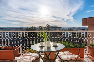 Apartment, Balcony, City View | Outdoor dining