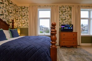 4 bedrooms, iron/ironing board, travel cot, WiFi - Dunmore Argyll House 4‑Bedroom Coastal Home - Dunoon (Dunoon)