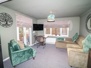 Living area - The Nest Lodge 55 (Grantham)