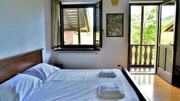 Design-Dreibettzimmer, Balkon, Hügelblick