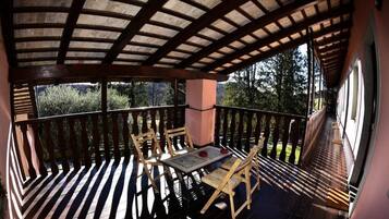 Design-Dreibettzimmer, Bergblick | Speisen im Freien