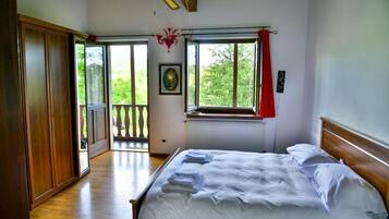 Comfort-Doppelzimmer, Balkon, Hügelblick