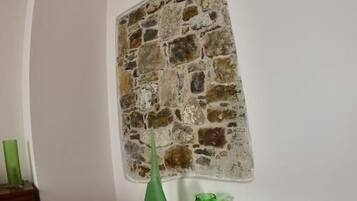 Chambre Classique avec lits jumeaux, balcon, vue colline | Intérieur