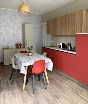 Kühlschrank, Mikrowelle, Herdplatte, Geschirrspüler