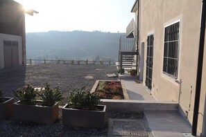 Property grounds - "NessunConfine Casa Laura" B&B with stunning views of Oltrepò vineyards (Torricella Verzate)