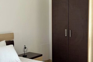 1 habitación, tabla de planchar con plancha, wifi y ropa de cama 
