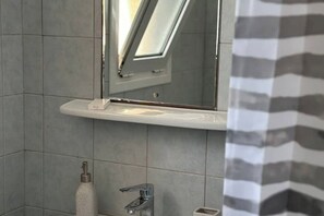 Bathroom - Waves – Cozy Island Retreat in the Heart of Kythira (Kithira)