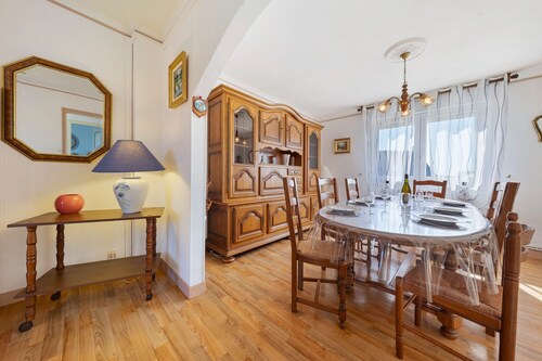Spacious Family Home Steps from the Beaches