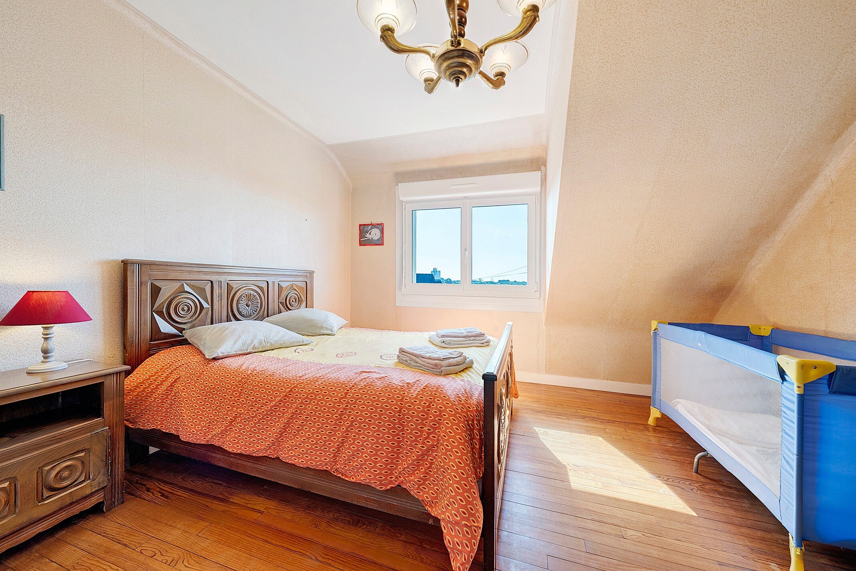 5 bedrooms, bed sheets