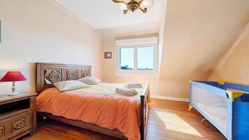5 bedrooms, bed sheets