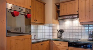Wasserkocher mit Kaffee-/Teezubehör, Kühlschrank, Mikrowelle, Herdplatte