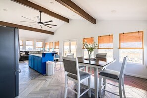 Dining - Comfy triplex unit perfect for small groups and families (Bolivar Peninsula)