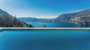 A clear view of a swimming pool with a mountain landscape in the background. - Villa Eugenia -Pool e Garden Retreat in Como lake (Blevio)