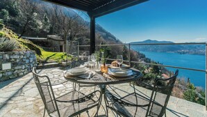 A table set for two with a view of a lake and mountains. - Villa Eugenia -Pool e Garden Retreat in Como lake (Blevio)