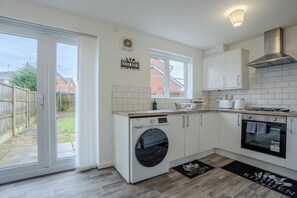 Private kitchen - Serene 3-bedroom house in Liverpool perfect for relaxing stays (Liverpool)