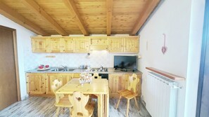 Refrigerador, horno, placa de cocina, utensilios de cocina