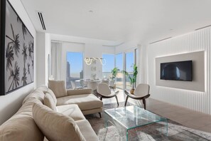 TV - Stunning View 2 Bedroom apartment w Private Beach (Dubai)