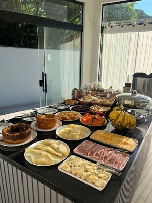 Breakfast buffet - Pousada Vila Palmital (Paraty)