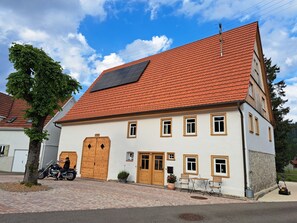 Exterior - Apartment in Gustavhaus – Historic Charm, Modern Comfort, Wellness Shower & Wi-Fi (Meßstetten)
